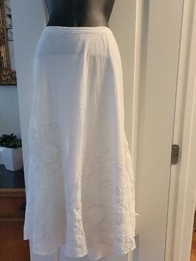 Chico's White Ruched Lace and Embroidered Skirt. Size 2 ( MED)